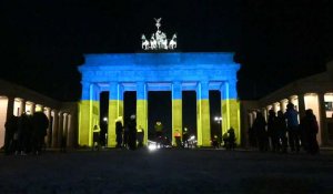 Berlin: la Porte de Brandebourg illuminée aux couleurs du drapeau ukrainien