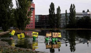 Dans l'eau jusqu'au cou: Greenpeace organise une action contre le salon de l'auto de Munich
