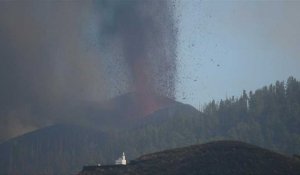 Canaries: images du valcan Cumbre Vieja crachant de la lave