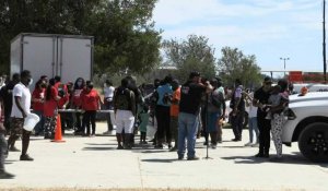 Les migrants reçoivent des fournitures à la frontière entre le Mexique et les USA