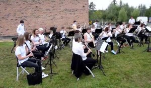 L’orchestre d’harmonie de l’école de musique de l’Est de la Somme s’est produit derrière la médiathèque intercommunale