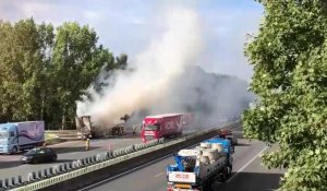 Un camion de forains prend feu sur l'A1 à hauteur de Laucourt