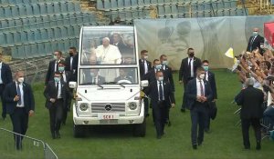 Slovaquie: le pape François arrive au stade de Kosice pour rencontrer des jeunes