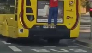 Saint-Pol-sur-Mer : un homme s’accroche à l’arrière d’un bus dans les rues de la ville