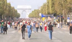 A Paris, foule de piétons sur les Champs-Élysées pour la journée "sans voiture"