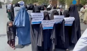 Kaboul : plusieurs centaines d'Afghanes manifestent pour montrer leur soutien aux talibans