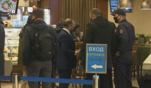 Des migrants attendent à l'aéroport de Minsk le premier vol d'évacuation vers l'Irak