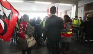 Maubeuge: les manifestants contre la TEOM veulent entrer dans l'hôtel de ville où se déroule le conseil communautaire