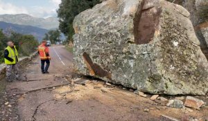 Corse: un rocher de 150 tonnes tombe sur une route dans les calanches de Piana