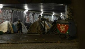 France: en région parisienne, les campements ont disparu, pas les migrants