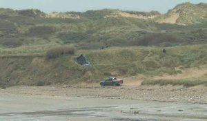 Naufrage de migrants dans la Manche: images sur la plage de Wimereux au lendemain du drame