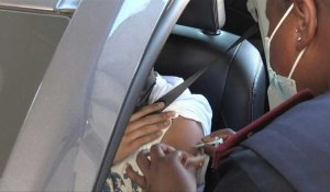Covid: files d'attente à un "drive" de vaccination en Afrique du Sud