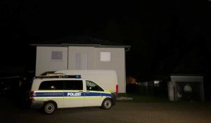 La police sur les lieux après la découverte de cinq morts dans une maison près de Berlin
