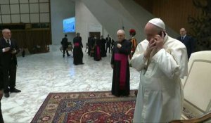 Le pape François reçoit un appel téléphonique pendant son audience hebdomadaire