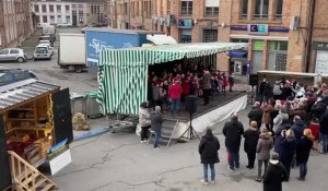 Les enfants des écoles de Bergues chantent au marché de Noël