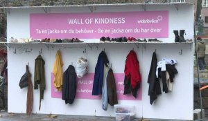 Un "mur de la gentillesse" installé à Stockholm pour ceux dans le besoin