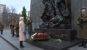Pologne: Marine le Pen rend hommages aux victimes du ghetto de Varsovie