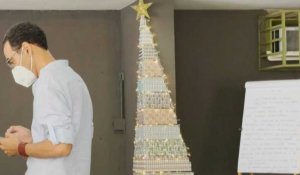 Covid: à Rio, un arbre de Noël fait de flacons de vaccins vides