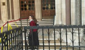 La fiancée d'Assange arrive au tribunal de Londres