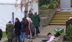 Covid-19: les Londoniens font la queue pour recevoir une dose de rappel de vaccin