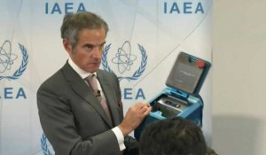 Le directeur général de l'AIEA montre des caméras de surveillance de l'Agence