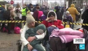 Les réfugiés ukrainiens défilent à la frontière avec la Moldavie