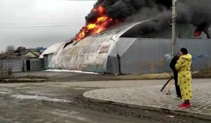 Ukraine: des bâtiments en feu après un bombardement à Kharkiv