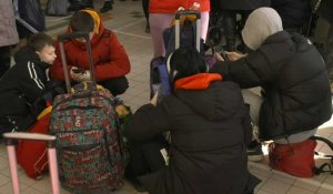 Pologne: des réfugiés ukrainiens attendent à la gare de Przemysl