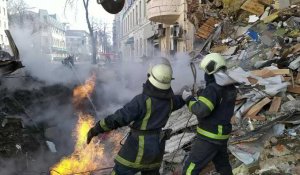 Ukraine: images d'un bâtiment résidentiel endommagé après un bombardement à Kharkiv