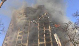 Ukraine: les pompiers luttent contre les flammes d'un immeuble à Kiev