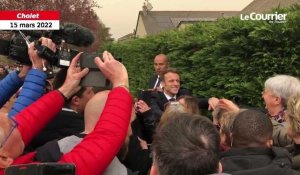 VIDÉO. Le président de la République Emmanuel Macron prend un bain de foule en Anjou