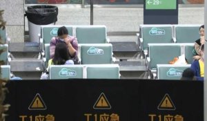 Accident d'avion en Chine: des proches attendent dans un aéroport de Canton