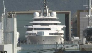 Images d'un méga yacht qui pourrait appartenir à Poutine amarré en Italie