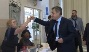 Présidentielle en France: l'ex-président Nicolas Sarkozy vote à Paris