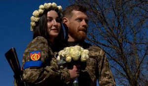 À Kyiv, un couple ukrainien devenu volontaire dans les forces de défense se marie en treillis