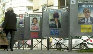 Présidentielle: les affiches des candidats passées au gril des gribouilleurs