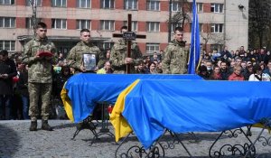 Guerre en Ukraine: enterrement de deux soldats à Lviv