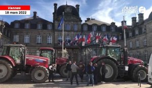 VIDÉO. Prix du carburant : les agriculteurs du Morbihan s’invitent à la préfecture 
