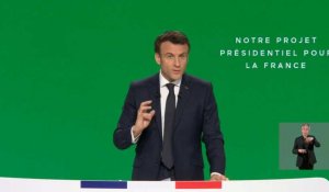 Présidentielle: Macron propose une réforme du RSA avec "15 à 20 heures d'activité"