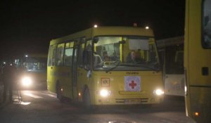 Ukraine: arrivée de bus transportant des habitants de Marioupol à Zaporojie