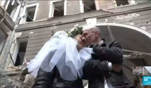 Guerre en Ukraine : à Kharkiv, un mariage entre ruines et souterrains pour garder espoir