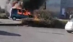 VIDÉO. Une voiture en flamme à Saint-Berthevin