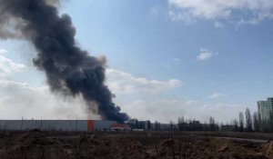 Ukraine: un entrepôt touché par une frappe russe prend feu dans la banlieue de Kiev
