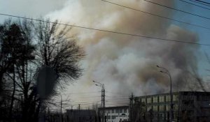 Ukraine: colonnes de fumée après un bombardement russe au nord de Kiev