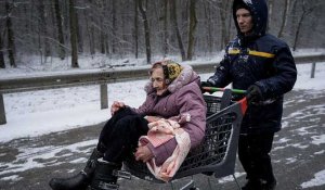 Guerre en Ukraine : les habitants de la ville d'Irpin fuient les bombardements russes
