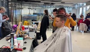 Des coiffeuses coupent gratuitement les réfugiés ukrainiens au Garage à Lille