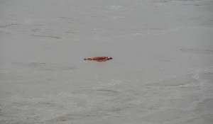 La crue du Gange emporte avec elle les corps des victimes du Covid-19