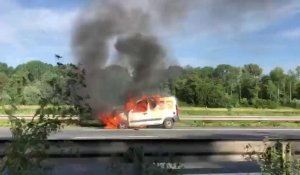 Une voiture en feu sur l'autoroute A1
