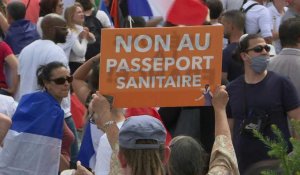 France: des milliers de personnes dans les rues contre le pass sanitaire