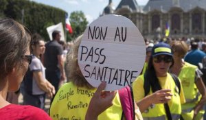 "Non à la dictature sanitaire" : des manifestations en France contre l'incitation à la vaccination